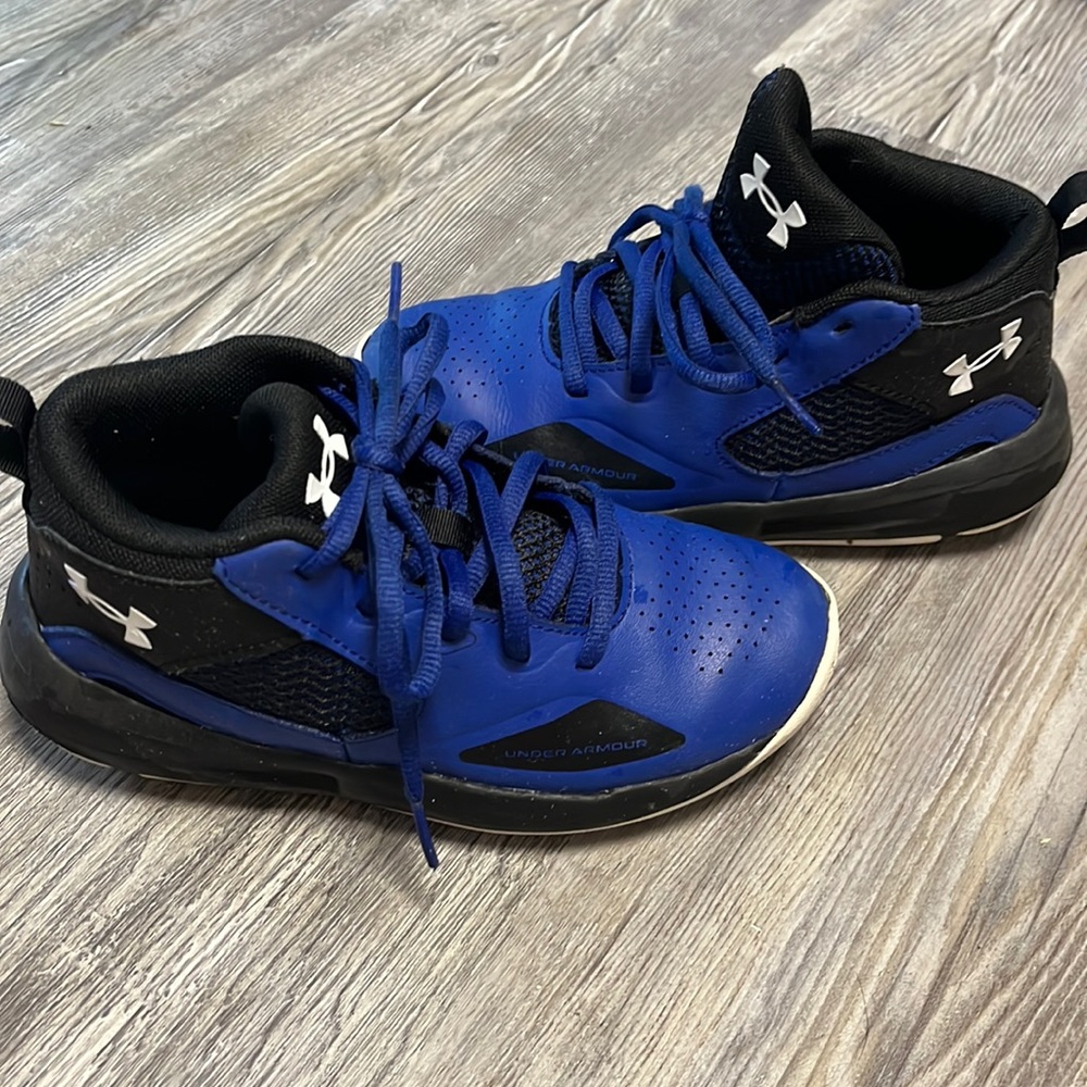 Under Armour - kids basketball sneakers. 1Y